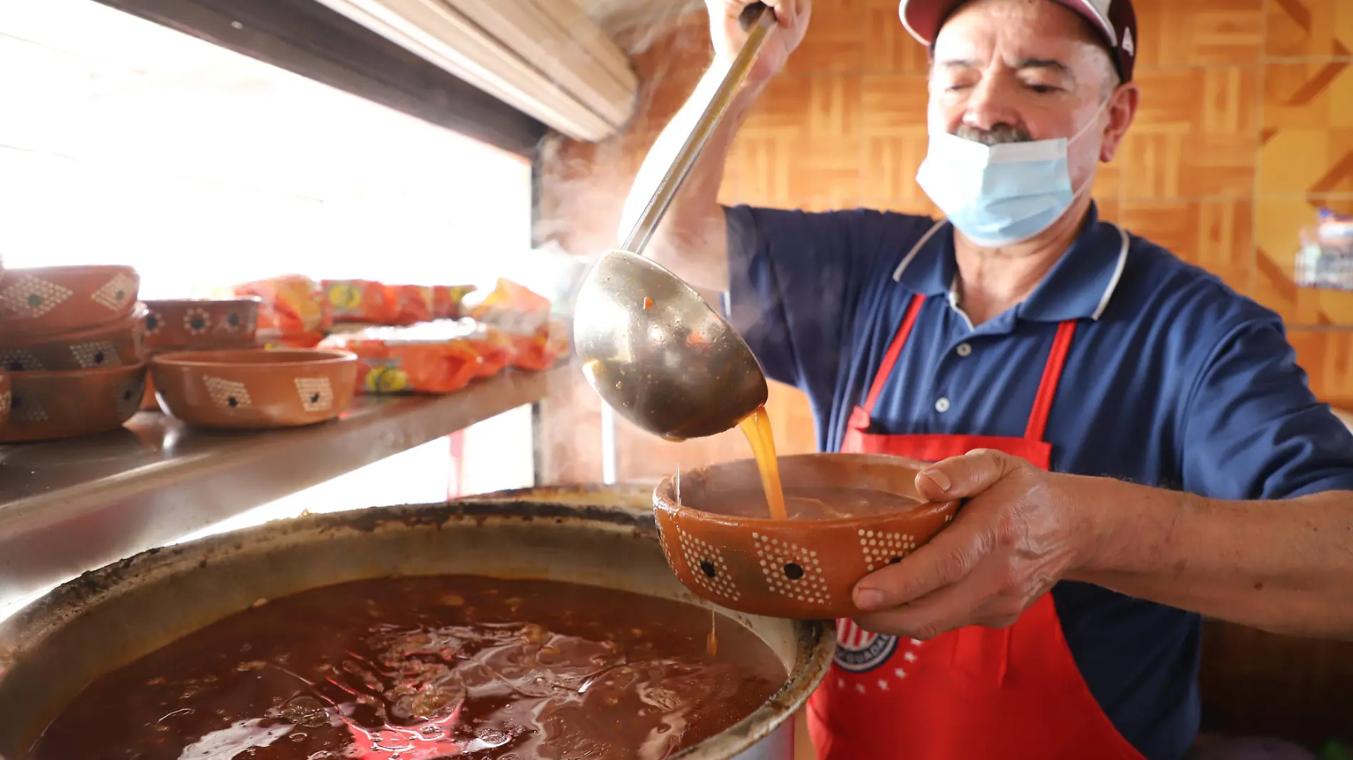 Ofrecen birria jalisciense en la Aquiles Serdán